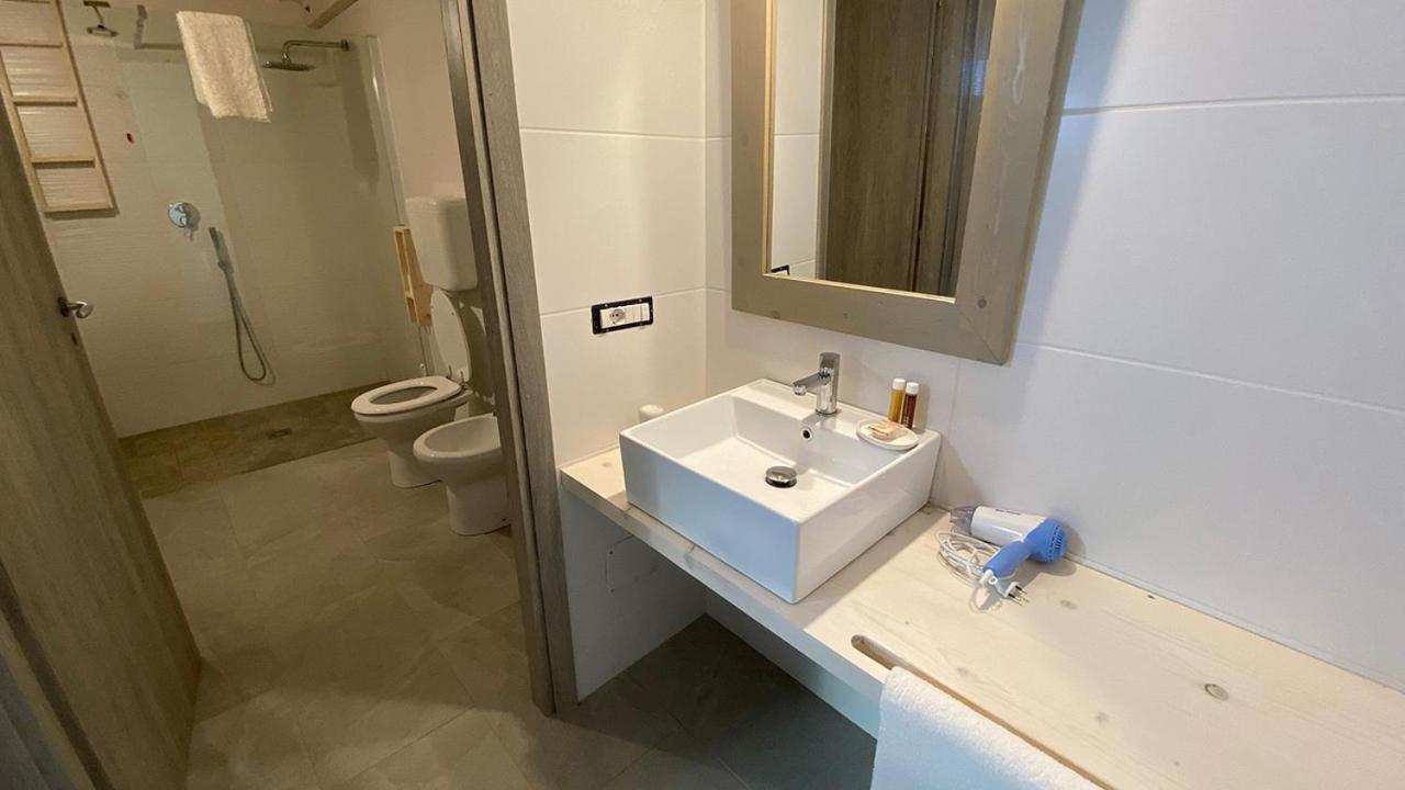I Tre Schen Hotell Calasetta Eksteriør bilde
